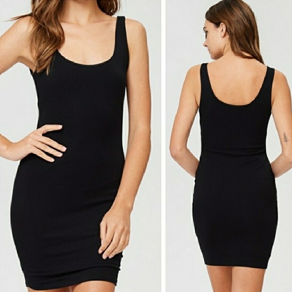 Dresses & Skirts - 🎉🎉HP Back 2 Basics 2/23 Black Bodycon Dress